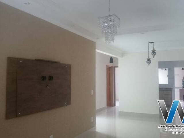 Sala com Painel e Lustres